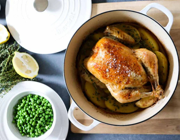 Poulet rôti en cocotte au citron et au thym – Un plat unique facile à préparer pour les soirées chaleureuses